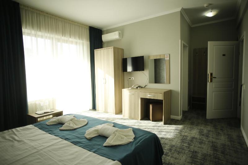 Double Room with City View image 4