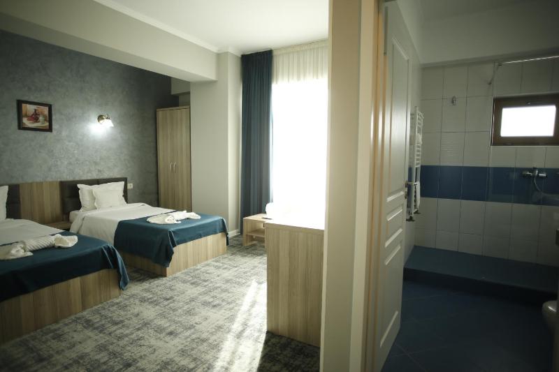 Twin Room with City View image 3