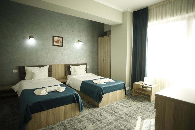Twin Room with City View image 4