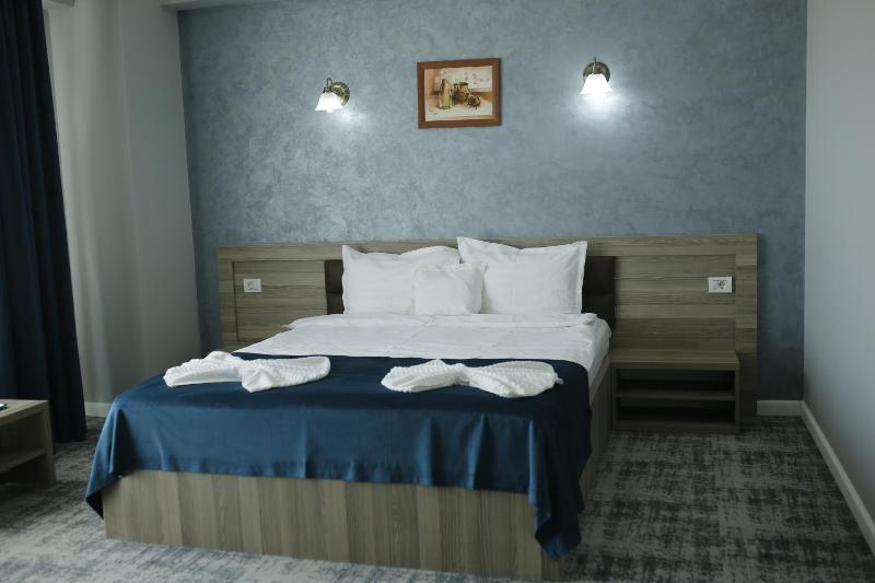 Double Room with Balcony and Lateral Sea View image 3