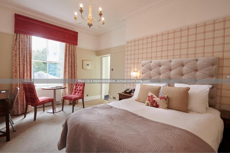 Family Room image 3