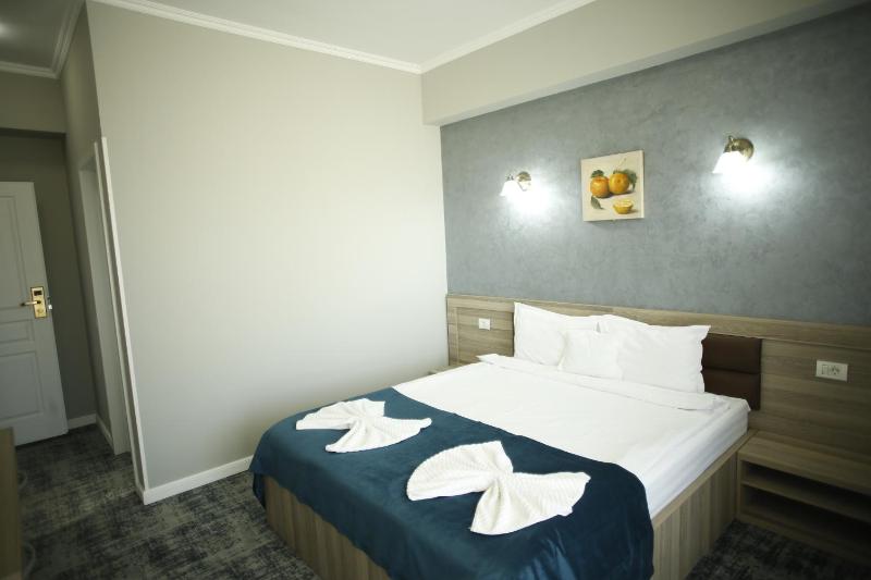 Double Room with Balcony and Sea View image 3