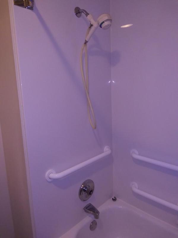 Double Room with One Double Bed and Bathtub with Grab Bars - Mobility Accessible/Non-Smoking image 2