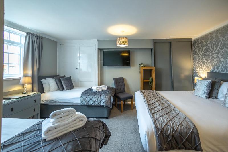Classic Quadruple Room image 1