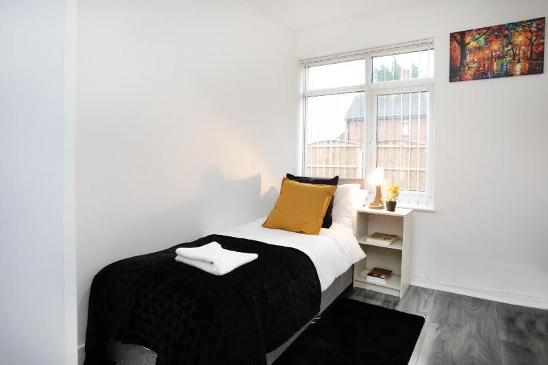 Nottingham Top Serviced Home - Chayil Experts - image 12