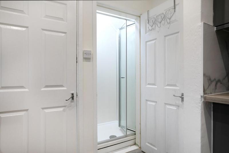 Nottingham Top Serviced Home - Chayil Experts - image 39