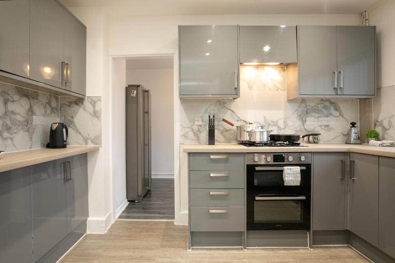 Nottingham Top Serviced Home - Chayil Experts - image 1