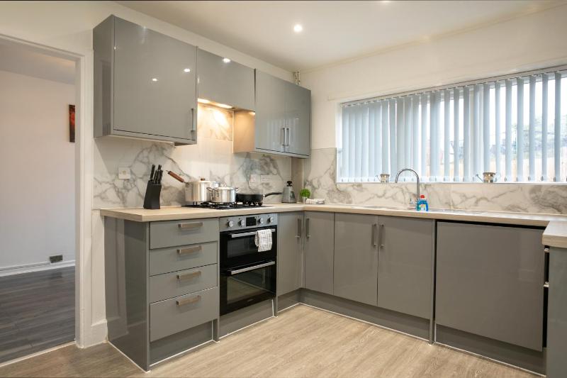 Nottingham Top Serviced Home - Chayil Experts - image 8