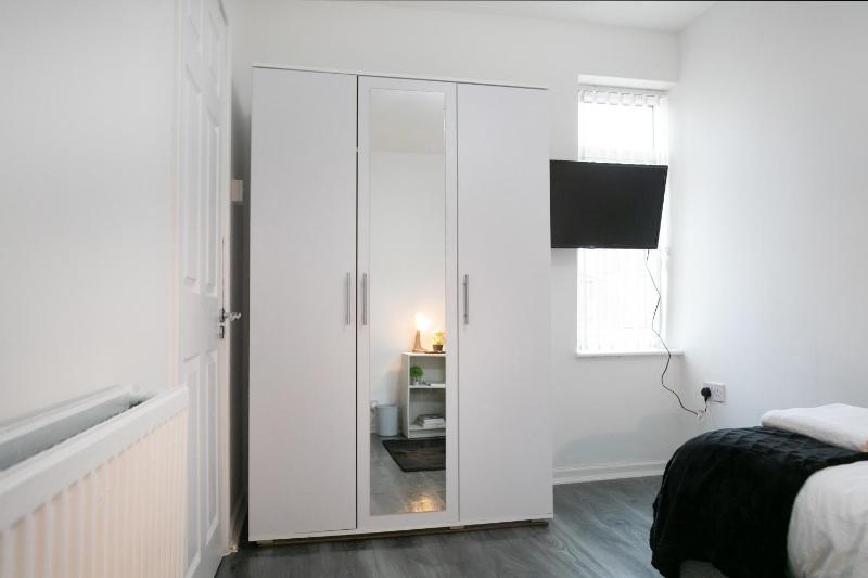 Nottingham Top Serviced Home - Chayil Experts - image 22