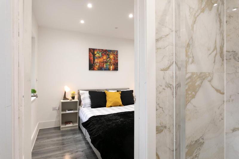 Nottingham Top Serviced Home - Chayil Experts - image 30