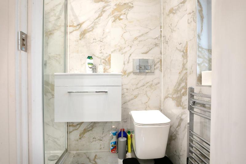 Nottingham Top Serviced Home - Chayil Experts - image 34