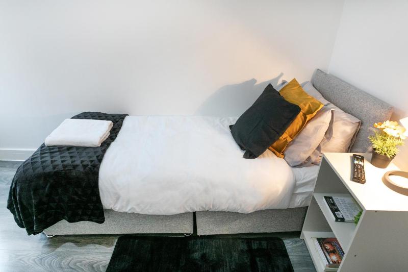 Nottingham Top Serviced Home - Chayil Experts - image 16