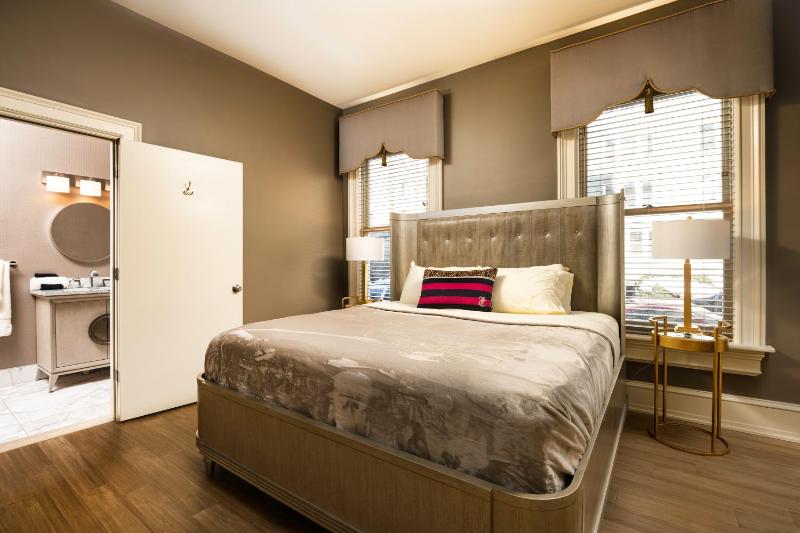 Deluxe King Suite image 4