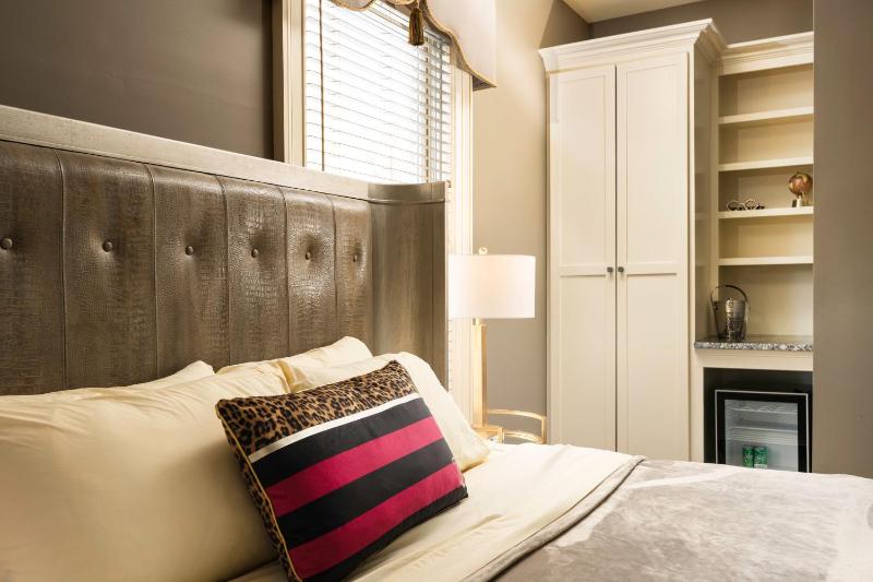 Deluxe King Suite image 1