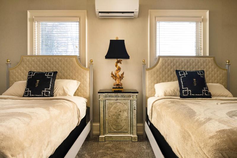 Deluxe Queen Suite image 2