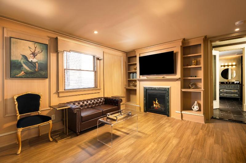 King Suite with Spa Bath image 3