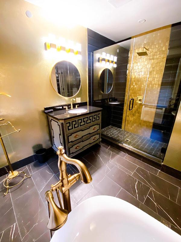 King Suite with Spa Bath image 2