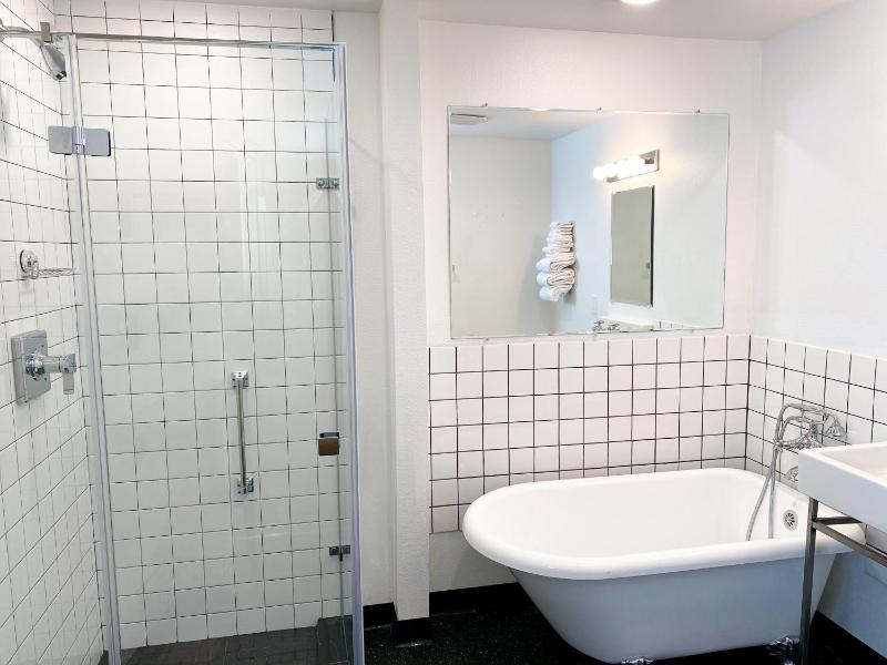 One-Bedroom Apartment with King Bed -Non-Pet Friendly image 2