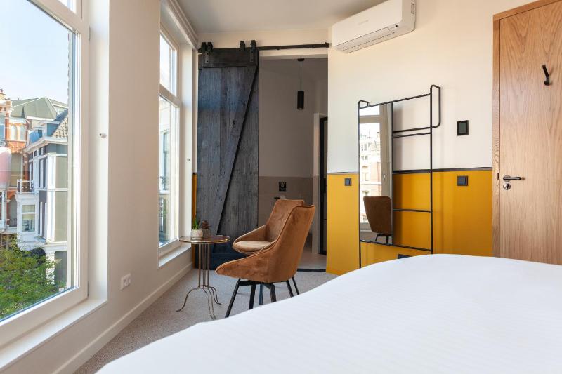 Standard King Room image 3