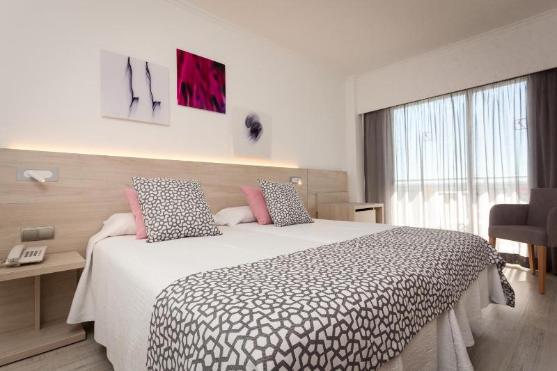 Double or Twin Room with Balcony image 3