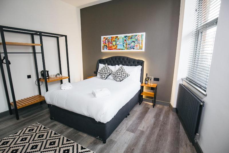 Deluxe King Room image 3