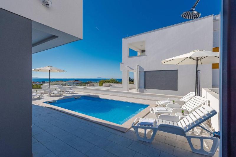 Dario 3 luxury apartment with a pool - image 11