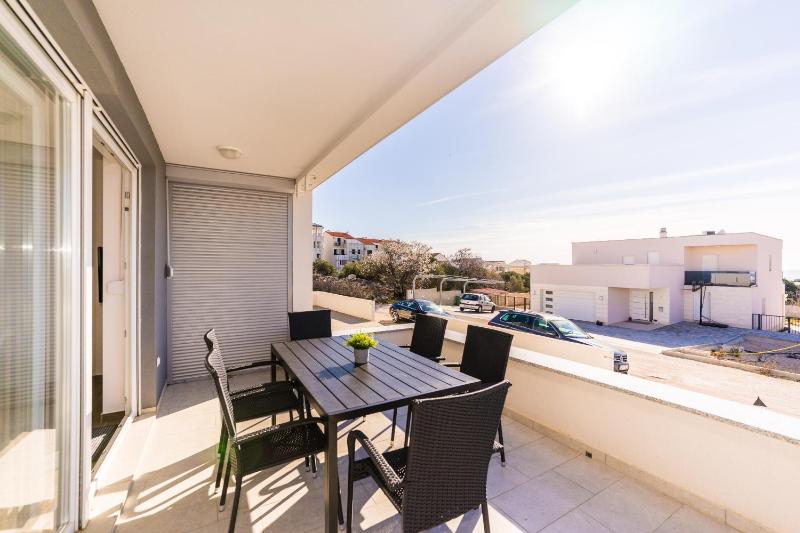 Dario 3 luxury apartment with a pool - image 12