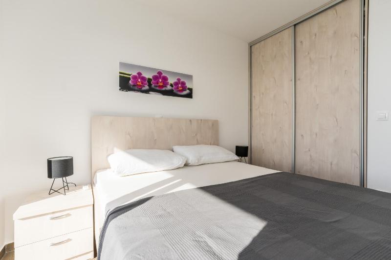 Dario 3 luxury apartment with a pool - image 4