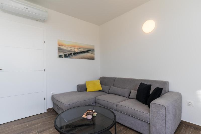 Dario 3 luxury apartment with a pool - image 16