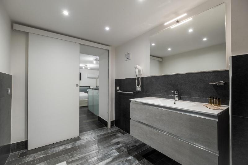 Quadruple Room image 2