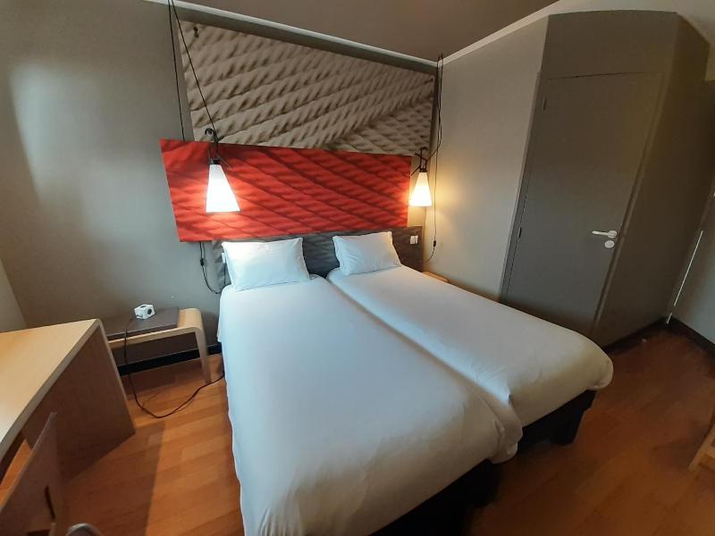 Standard Twin Room image 3