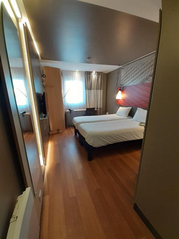 Standard Twin Room image 2