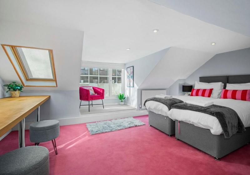 The Townhouse By My Getaways Free Parking - image 2
