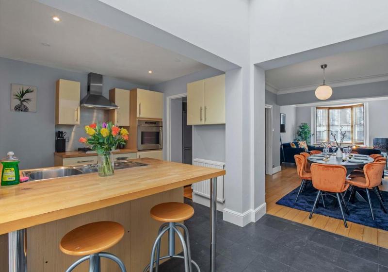 The Townhouse By My Getaways Free Parking - image 3