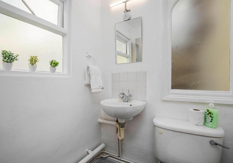 The Townhouse By My Getaways Free Parking - image 6