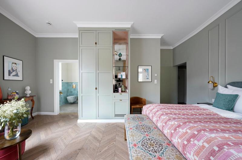 Large Room with Balcony image 4