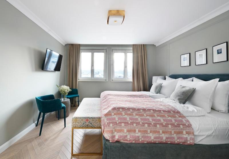 Medium Room image 3