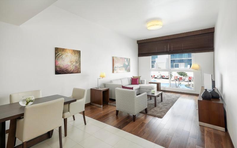 One-Bedroom Apartment with Kitchen - Complimentary Transfer to Deira City Center, Outlet Mall image 3