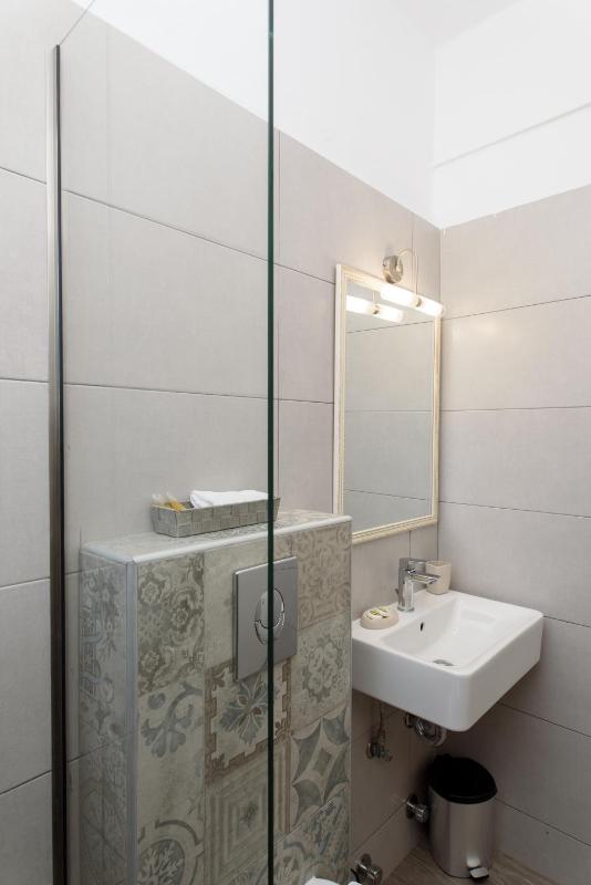 Single Room image 3
