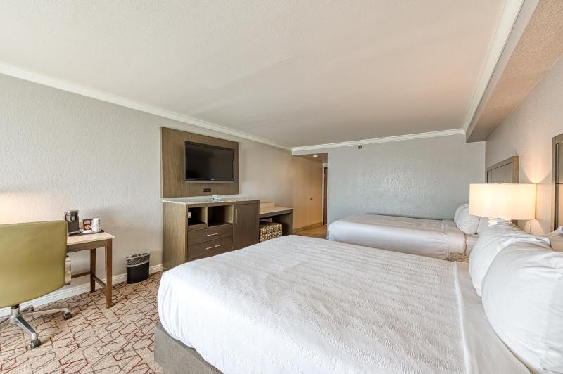Standard Queen Room with Two Queen Beds - Non Smoking  image 4