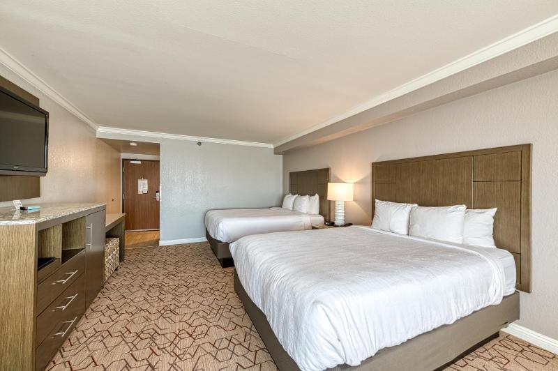 Standard Queen Room with Two Queen Beds - Non Smoking  image 3