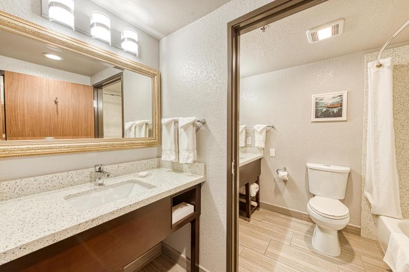 Standard Queen Room with Two Queen Beds with Balcony - Non Smoking image 4