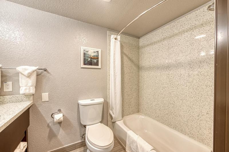 Standard Queen Room with Two Queen Beds with Balcony - Non Smoking image 3
