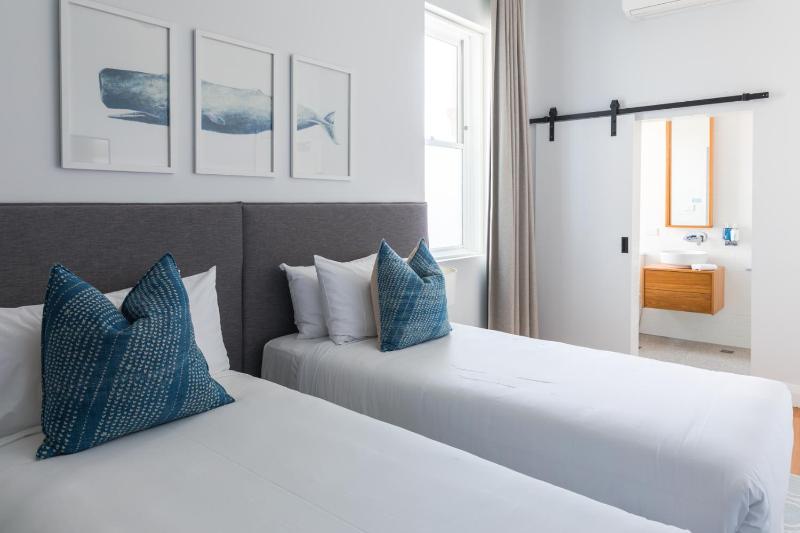 Twin Room image 4