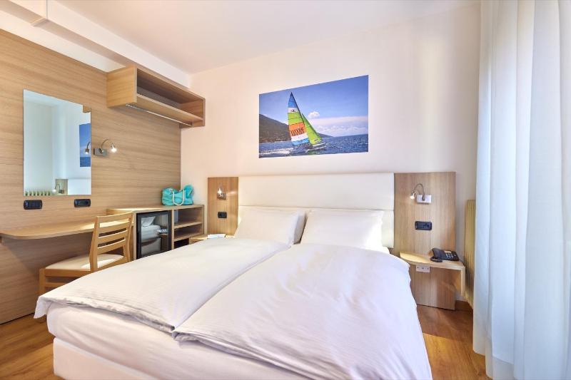 Double Room image 3