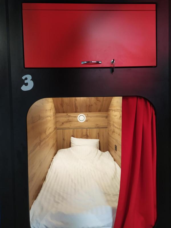 Single Room with Shared Shower and Toilet image 1