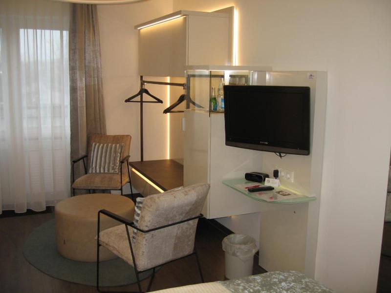 Economy Double Room image 3
