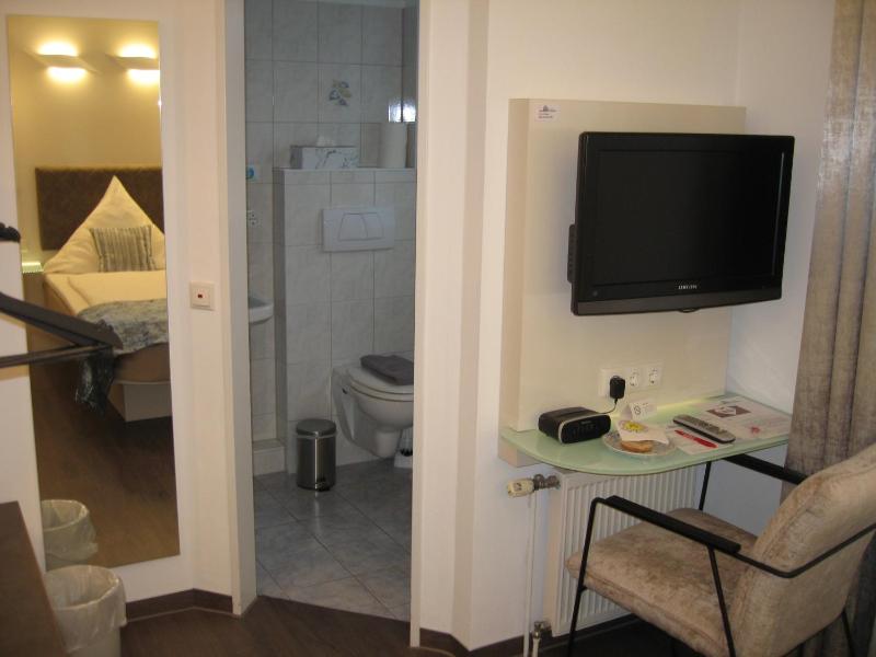 Standard Single Room image 3