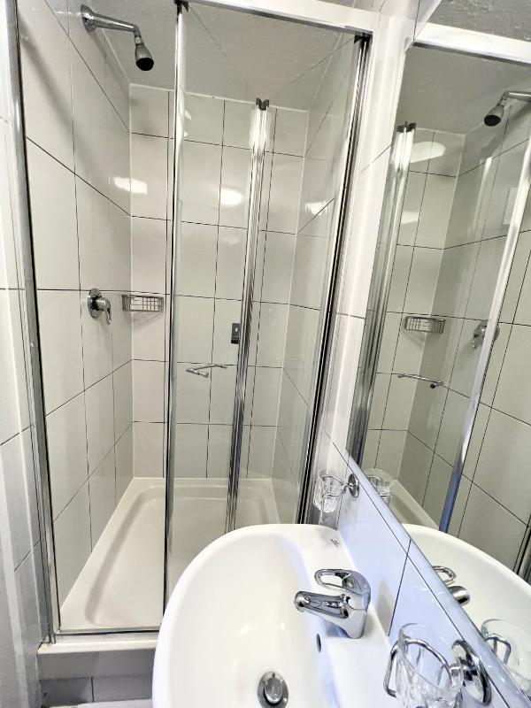 Triple Room with Private Bathroom image 4
