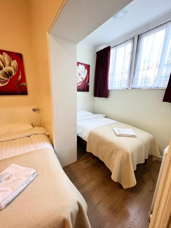 Triple Room with Private Bathroom image 2